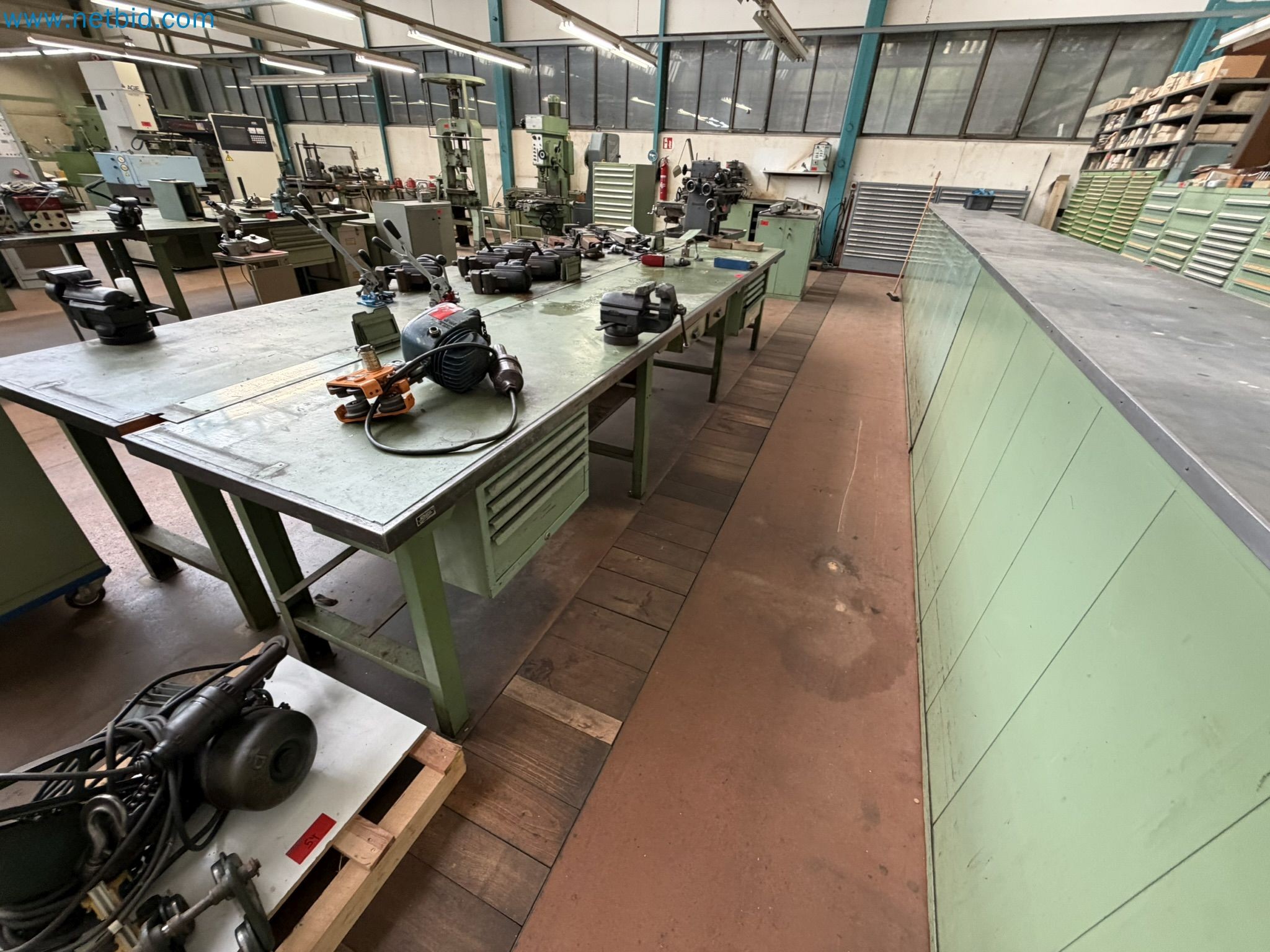 Arbeitstisch mit Schubladen